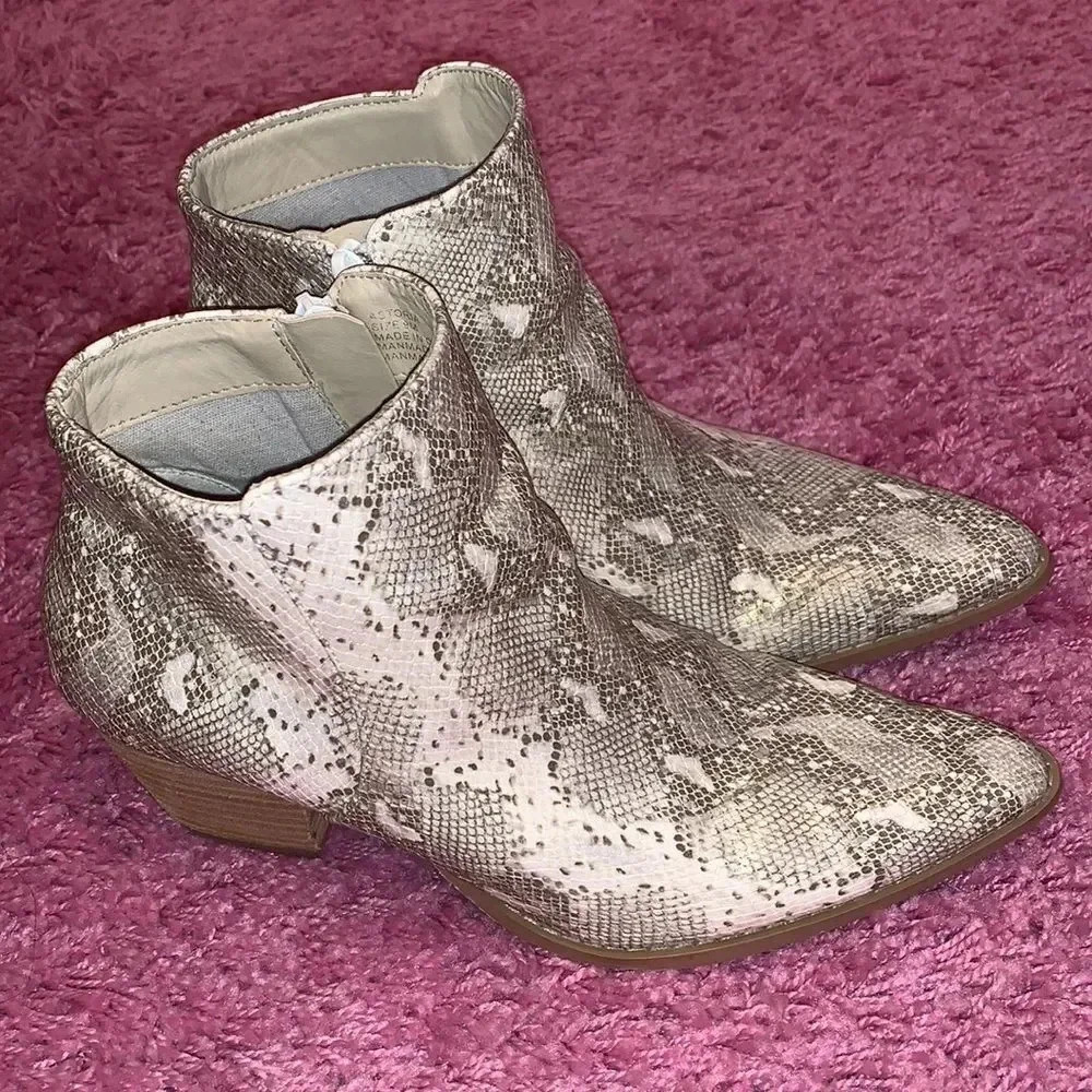 Coconuts by Matisse Snakeskin Booties Size 9